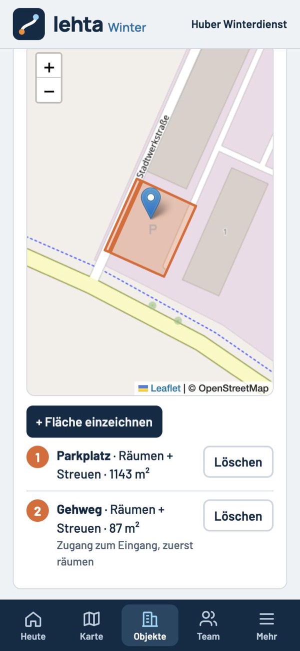 Karte eines Objekts mit eingezeichnetem Parkplatz und Gehweg, darunter die Liste der Flächen mit Aufgabe und Quadratmetern.