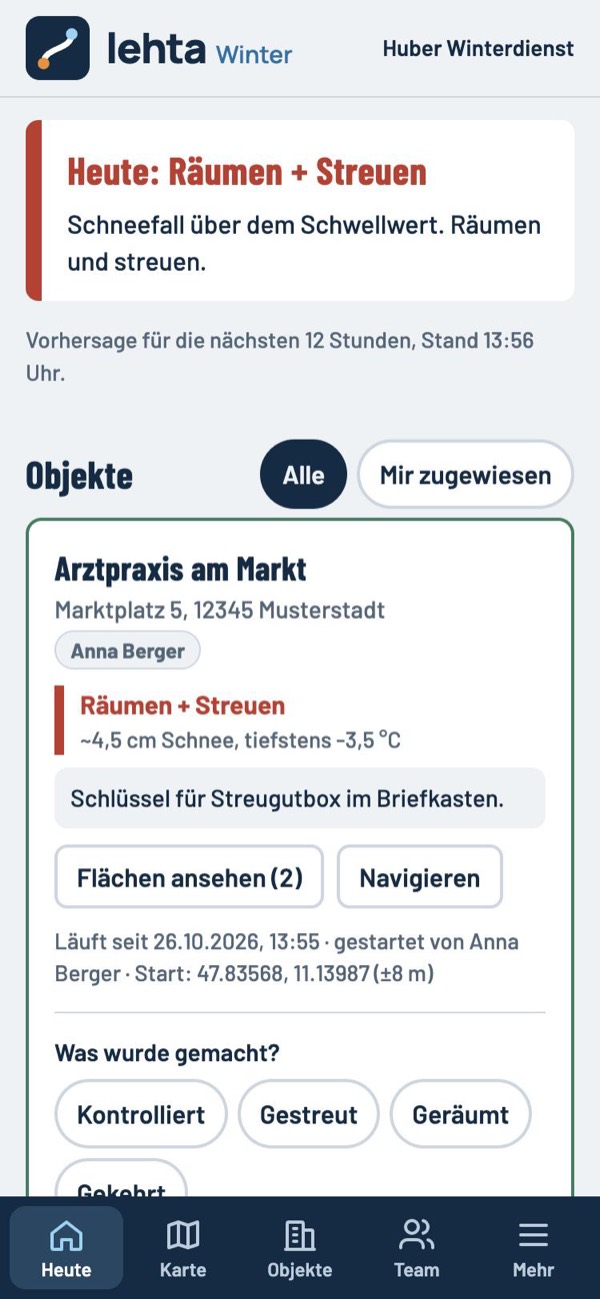 Startseite der App: Hinweis „Heute: Räumen + Streuen“ wegen Schneefall, darunter das erste Objekt mit Wetterlage und zuständiger Mitarbeiterin.